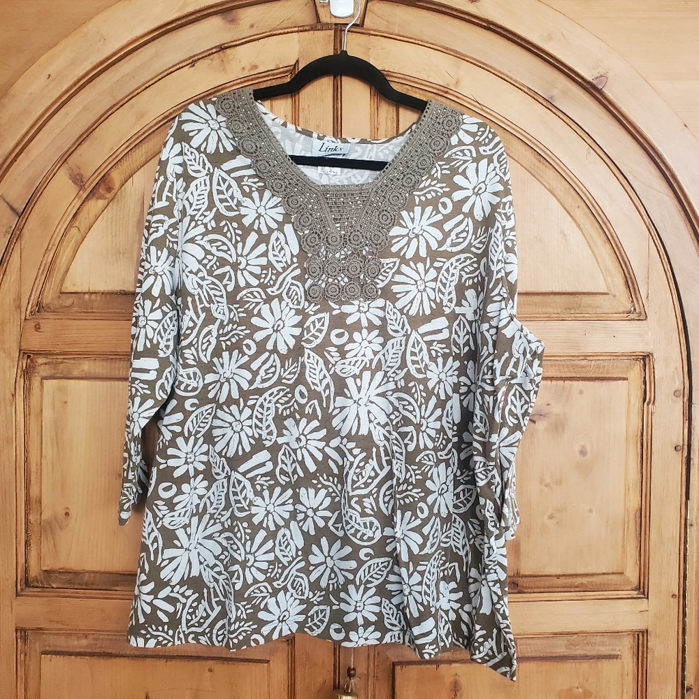 Links Green quarter length sleeves 2X top